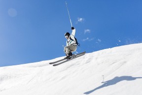 德甲推崇战术创新，精彩比赛不断，亮点纷呈，德甲榜首大战