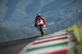 越野摩托赛：泥泞中的极速挑战，越野摩托车比赛 视频 2019 最新